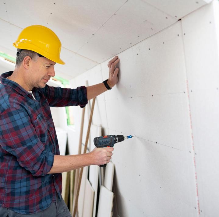Nous réalisons la pose de plaques de plâtre pour mieux structurer et isoler votre espace intérieur.