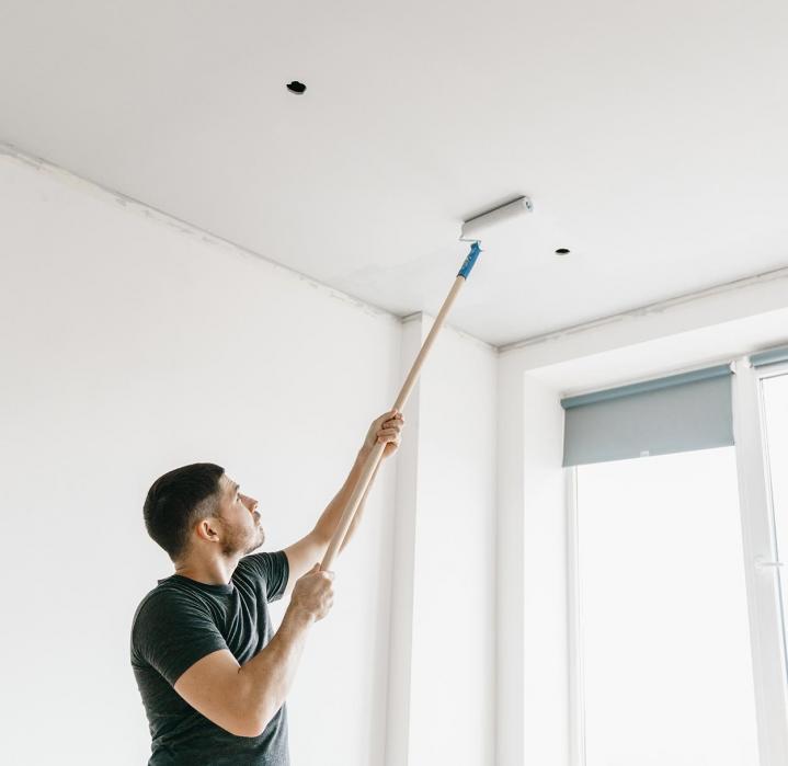 Nous revêtons les murs intérieurs de votre maison avec de la peinture ou du papier peint.